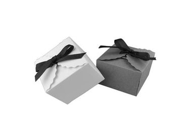 Dimensioni materiale stampata abitudine quadrata 6,5 * 6,5 * 4.5cm della carta patinata dei contenitori di regalo di forma fornitore
