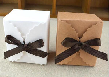 Dimensioni materiale stampata abitudine quadrata 6,5 * 6,5 * 4.5cm della carta patinata dei contenitori di regalo di forma fornitore