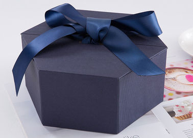 Dimensioni stampata abitudine 24,5 * 21,3 * 10.5cm dei contenitori di regalo di esagono con il nastro fornitore