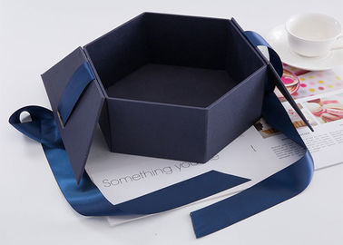 Dimensioni stampata abitudine 24,5 * 21,3 * 10.5cm dei contenitori di regalo di esagono con il nastro fornitore