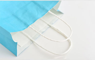 Il colore blu ha stampato il logo di Customzied dei sacchi di carta di Kraft con la maniglia di carta torta fornitore