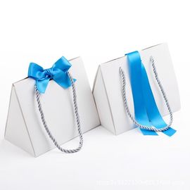 comprare I sacchetti della spesa del cartone di forma del triangolo, nastro hanno ondulato i sacchi di carta online manufacture