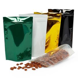 Le borse riutilizzabili di plastica dell'alimento, lucide stanno sul vario colore dei sacchetti disponibile fornitore