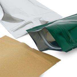 Le borse riutilizzabili di plastica dell'alimento, lucide stanno sul vario colore dei sacchetti disponibile fornitore