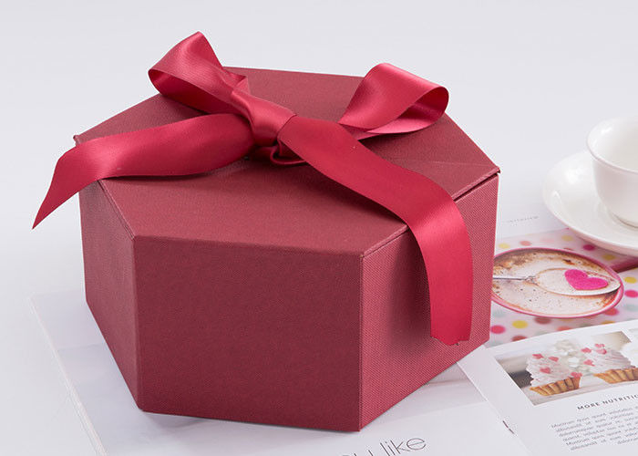 Dimensioni stampata abitudine 24,5 * 21,3 * 10.5cm dei contenitori di regalo di esagono con il nastro fornitore